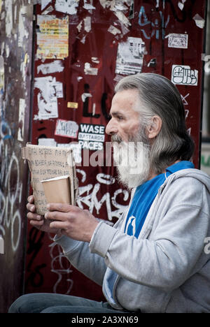 Athènes, Grèce. 10 Oct, 2019. Une personne sans-abri est assis sur le trottoir.monde Jour de sans-abri est née de discussions entre les travailleurs humanitaires à travers le monde, qui étaient tous d'aider les sans-abri dans leur propre pays. Credit : Nikolas Joao/Kokovlis SOPA Images/ZUMA/Alamy Fil Live News Banque D'Images