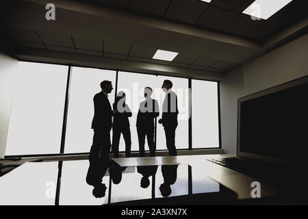 Silhouette de jeunes gens d'affaires dans le bureau. Banque D'Images