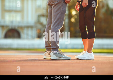 Les jambes de couple athlétique avant l'entraînement le matin à l'aube Banque D'Images