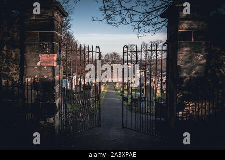 Édimbourg, Écosse 14 décembre 2018 : chemin d'accès à une entrée d'un cimetière avec une porte en fer forgé Banque D'Images