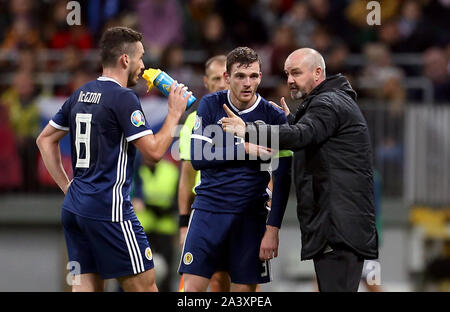 L'Écosse manager Steve Clarke parle à John McGinn et Andrew Robertson (au centre) au cours de l'UEFA Euro 2020, qualification groupe I match au stade Luzhniki de Moscou. Banque D'Images