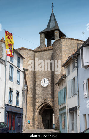 Porte de l'horloge entrée de la partie médiévale de Parthenay Banque D'Images