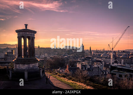 Édimbourg, Écosse 14 décembre 2018 : magnifique coucher de soleil à l'Dugald Stewart Monument situé sur l'avant-plan avec le centre d'Édimbourg cityscape derrière Banque D'Images