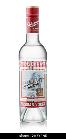 Samara, Russie - Octobre 2017. Image du produit de la vodka Stolichnaya isolated on white Banque D'Images