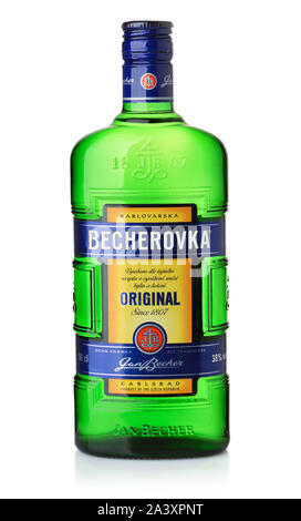 Samara, Russie - juin 2018. Image du produit de fines herbes Becherovka tchèque bitters bouteille isolated on white Banque D'Images