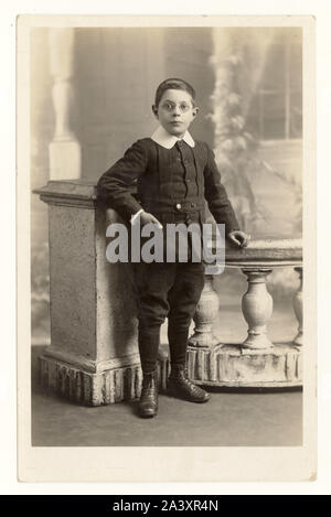 Début de 1900 WW1 carte postale l'ère du jeune garçon portant des lunettes, costume smart, culottes, grand col, Londres, daté de juin 1914, Royaume-Uni Banque D'Images
