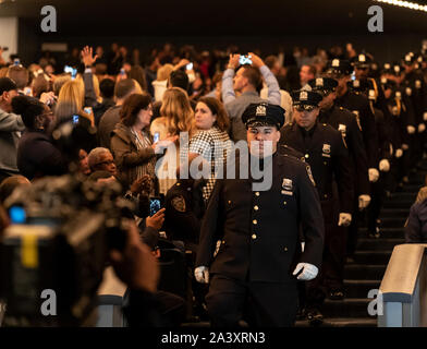 New York, NY - 10 octobre 2019 : nouveaux policiers arrivent pour New York cérémonie de remise des diplômes de l'Académie de Police au Madison Square Garden Banque D'Images