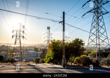 Tours et d'un transformateur de PG&E Sous-station électrique, vue de l'angle d'une rue à El Cerrito, en Californie, au-dessus de la baie de San Francisco. Landcape urbain. Banque D'Images