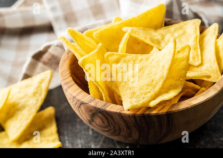 Croustilles de maïs. Croustilles de maïs jaune à bol en bois. Banque D'Images