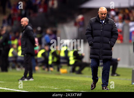 Stanislav Cherchesov Russie manager (à droite) et l'Ecosse manager Steve Clarke sur la ligne de touche pendant l'UEFA Euro 2020, qualification groupe I match au stade Luzhniki de Moscou. Banque D'Images