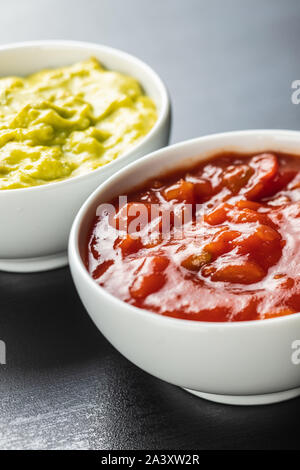Les Sauces dans un bol. Guacamole et tomates dans un bol. Banque D'Images