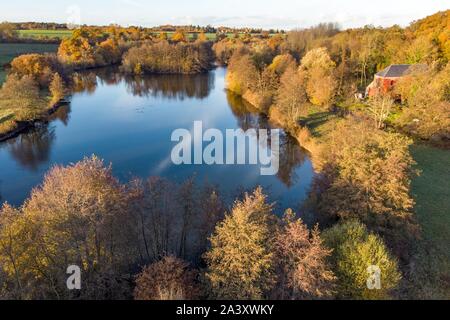 Vue aérienne, lac et forêt EN AUTOMNE LES COULEURS, RUGLES (27), FRANCE Banque D'Images