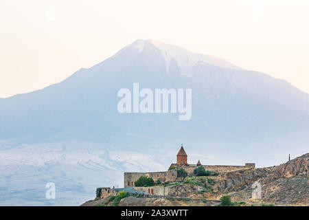 L'Arménie. La province d'Ararat. Vallée de l'Ararat. Lusarat. Vue sur le monastère de Khor Virap avec Mont Ararat dans la distance. Banque D'Images