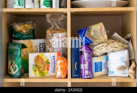 Plusieurs aliments sont stockés dans leur emballage d'origine, dans le garde-manger d'une cuisine, sensibles aux insectes et animaux nuisibles, Banque D'Images