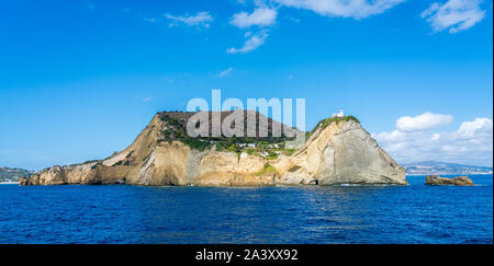 Phare du Cap Misène avec vue depuis le ferry pour Procida. Naples, Campanie, Italie. Banque D'Images