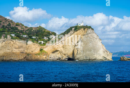 Phare du Cap Misène avec vue depuis le ferry pour Procida. Naples, Campanie, Italie. Banque D'Images