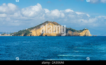 Phare du Cap Misène avec vue depuis le ferry pour Procida. Naples, Campanie, Italie. Banque D'Images