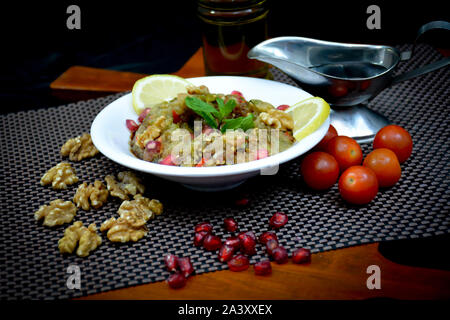Assiette de l'est arabe traditionnel BABA GANOOJ la cuisine traditionnelle. Middle Eastern meze plateau. Banque D'Images