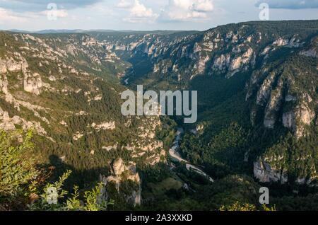 POINT SUBLIME, LE PANORAMA DES GORGES DU TARN, sur le Causse de Sauveterre, le cirque des Baumes en Lozère (48), FRANCE Banque D'Images