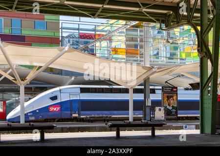 Le TGV À LA GARE DE PERPIGNAN, LE CENTRE DU MONDE POUR SALVADOR DALI, Perpignan (66), FRANCE Banque D'Images