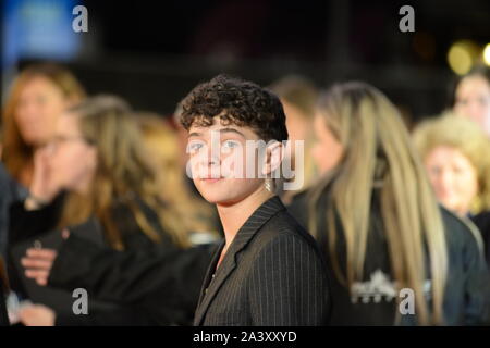 Noah Jupe arrive avec des amis pour Le Mans 66 Premiere Banque D'Images