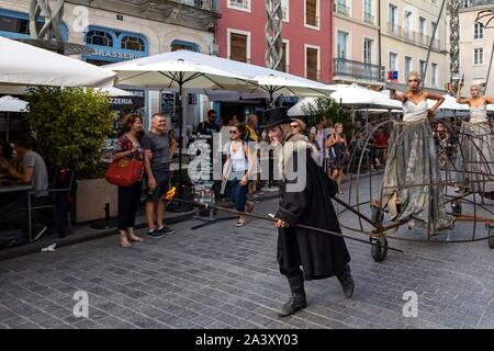 FESTIVAL DE THÉÂTRE DE RUE DE CHALON DANS LA RUE, VILLE DE LA PHOTOGRAPHIE, Chalon-sur-Saône (71), FRANCE Banque D'Images