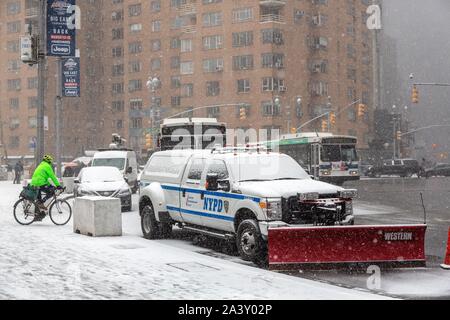 Voiture de police ÉQUIPÉ D'UN CHASSE-NEIGE EN FACE DU ROND À COLUMBUS CIRCLE, CENTRAL PARK, Manhattan, New York, UNITED STATES, USA Banque D'Images