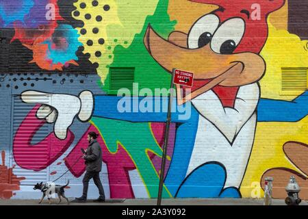 L'HOMME ET SON CHIEN EN FACE D'une peinture murale éphémère, Little Italy, Manhattan, New York, UNITED STATES, USA Banque D'Images