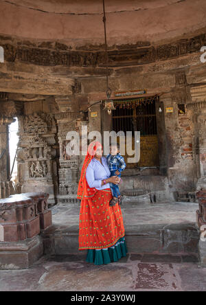 Mère indienne avec son fils en Harshat Mata temple, Rajasthan, Inde, Abhaneri Banque D'Images