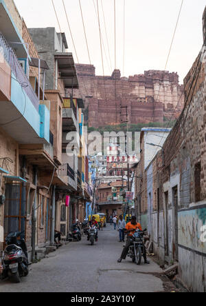 Les piétons dans la rue indienne, Rajasthan, Jodhpur, Inde Banque D'Images