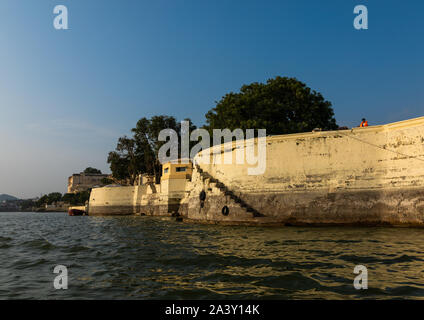 Le palais de la ville le long du lac Pichola, Udaipur, Rajasthan, Inde Banque D'Images