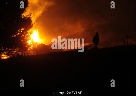 Moraga, Californie, USA. 10 Oct, 2019. Moraga, Californie, États-Unis - Les pompiers ont combattu l'incendie Merrill dans les collines derrière une gated subdivision dans Moraga Ca, une ville située dans les collines entre Walnut Creek et Oakland. Le feu a démarré un peu avant 1 heures du matin et a été mise à 60 acres et 60 pour cent au confinement 4 h 15 : Crédit Eaux Neal/ZUMA/Alamy Fil Live News Banque D'Images