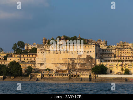 Le palais de la ville le long du lac Pichola, Udaipur, Rajasthan, Inde Banque D'Images