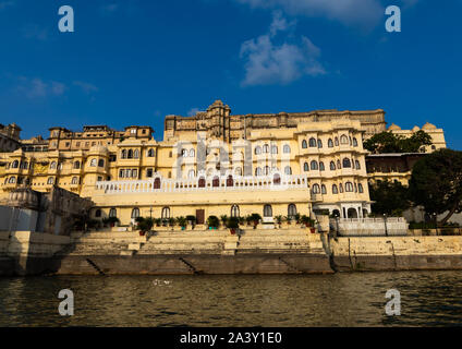 Le palais de la ville le long du lac Pichola, Udaipur, Rajasthan, Inde Banque D'Images