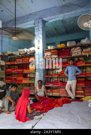 Femme indienne sari achat dans un magasin, Rajasthan, Jodhpur, Inde Banque D'Images