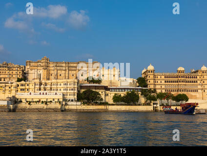 Le palais de la ville le long du lac Pichola, Udaipur, Rajasthan, Inde Banque D'Images