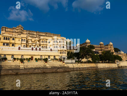 Le palais de la ville le long du lac Pichola, Udaipur, Rajasthan, Inde Banque D'Images