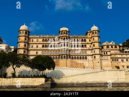 Le palais de la ville le long du lac Pichola, Udaipur, Rajasthan, Inde Banque D'Images