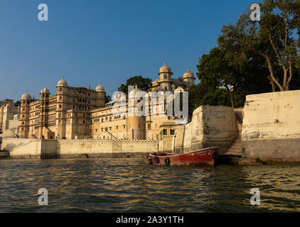 Le palais de la ville le long du lac Pichola, Udaipur, Rajasthan, Inde Banque D'Images