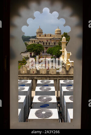 Fenêtre avec vue sur les climatiseurs dans le city palace, Udaipur, Rajasthan, Inde Banque D'Images