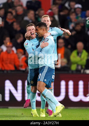 L'Irlande du Nord Josh Magennis (centre) célèbre marquant son but premier du côté du jeu avec Steven Davis (à gauche) et George Saville pendant l'UEFA Euro 2020, qualification groupe C match au Stadion Feijenoord, Rotterdam. Banque D'Images