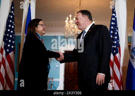 Washington, USA. 10 Oct, 2019. La secrétaire d'État des États-Unis, Mike Pompeo (R), serre la main avec le Ministre des affaires étrangères du Salvador Alexandra Hill à Washington, DC, États-Unis, le 10 octobre 2019. La secrétaire d'État des États-Unis, Mike Pompeo le jeudi s'est entretenu avec le Ministre des affaires étrangères du Salvador visite Alexandra Hill sur les questions bilatérales et régionales, selon une déclaration du Département d'État américain. Credit : Ting Shen/Xinhua/Alamy Live News Banque D'Images