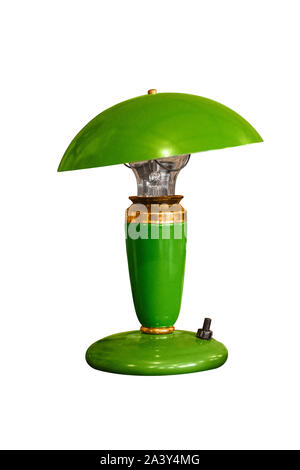 Témoin vert isolé sur fond blanc. Lampe de table en métal avec un abat-jour vert isolé sur fond blanc. Banque D'Images