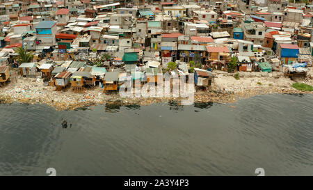 Quartier pauvre et bidonvilles de Manille, avec cabanes et bâtiments. Manille, Philippines. Banque D'Images