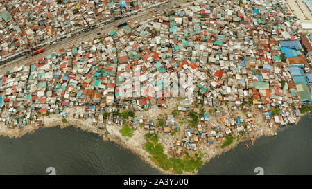 Bidonvilles de Manille près du port. River polluée par le plastique et les déchets. Manille, Philippines. Banque D'Images