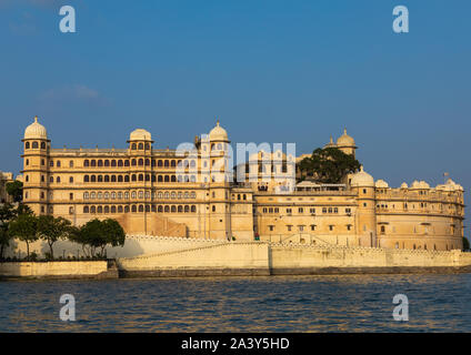 Le palais de la ville le long du lac Pichola, Udaipur, Rajasthan, Inde Banque D'Images