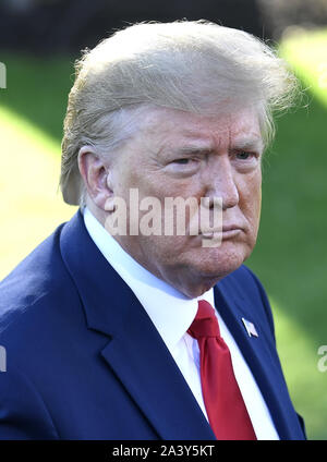 Washington, United States. 10 Oct, 2019. Le président Donald Trump est à l'écoute de la question d'un journaliste avant de partir de la Maison Blanche, le jeudi 10 octobre, 2019, à Washington, DC. Trump est de participer à une soirée de rallye de campagne à Minneapolis, au Minnesota. Photo de Mike Theiler/UPI UPI : Crédit/Alamy Live News Banque D'Images