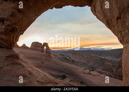 Lever de soleil sur Delicate Arch au petit matin à Arches National Park, la perspective d'un autre Arch, Utah, USA Banque D'Images