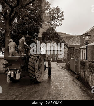 Un moteur de traction du début du xxe siècle dans le petit village de Chinley, dans le Derbyshire, Angleterre Banque D'Images