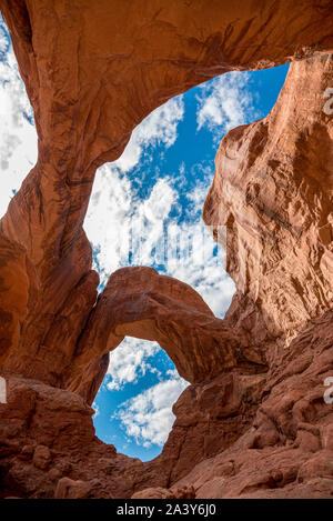 Photo grand angle d'un grand arc double, Arches National Park, Utah/USA Banque D'Images